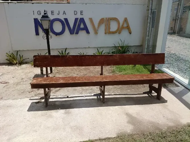 Bancos usados em madeira.
