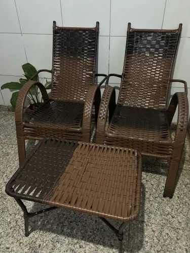 Conjunto de 2 Cadeiras com Mesa em Fibra Sintética Marrom - Excelente Estado