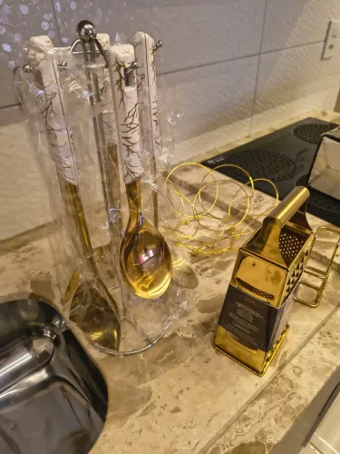 Utensílios para cozinha dourado