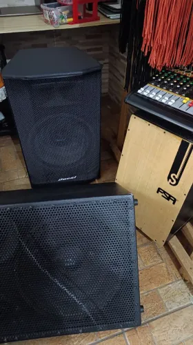 Mesa ativa e duas caixas passivas