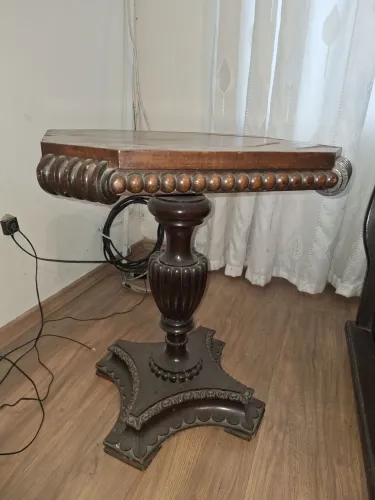 Mesa de canto vintage em madeira talhada