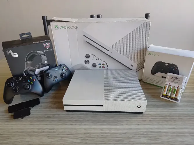 Xbox One S 500GB (Na Caixa) + 2 Controles + Headset [Preço Baixo/Ler Descrição]
