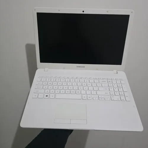 Notebook Samsung i3 de 5ª geração, 8gb de Ram DDR3 (2x4gb) Tela 15,6" Bateria 2h+ NP300E5K