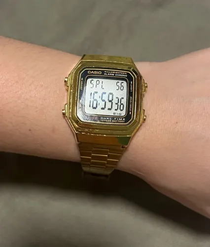Relógio Casio Vintage Feminino Digital Caixa Em Resina E Pulseira Em Aço Dourado