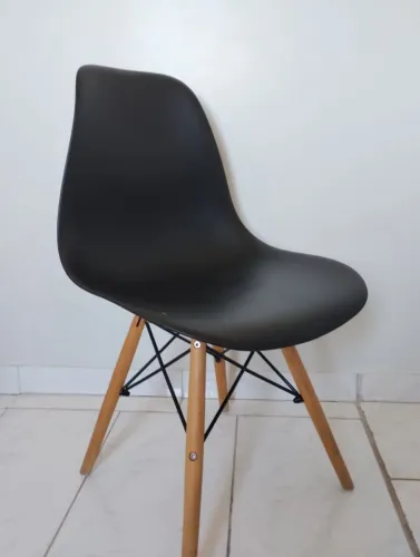 Cadeira Charles Eames Eiffel com Pés de Madeira (modelo DKR)com Pés de Madeira 