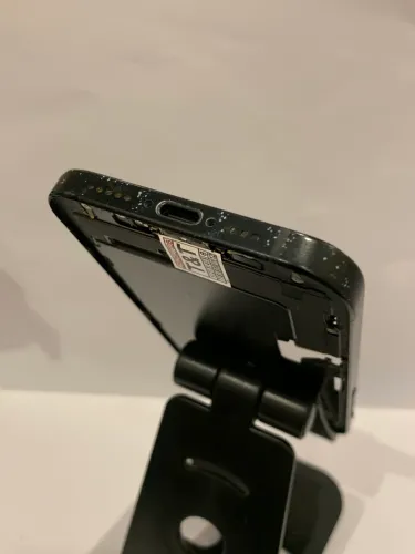 Carcaça chassi iPhone 15 preto com detalhes estéticos 