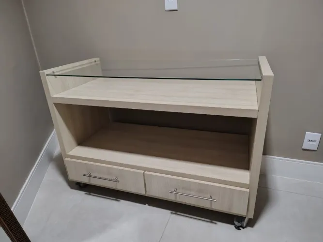 Buffet com tampo de vidro