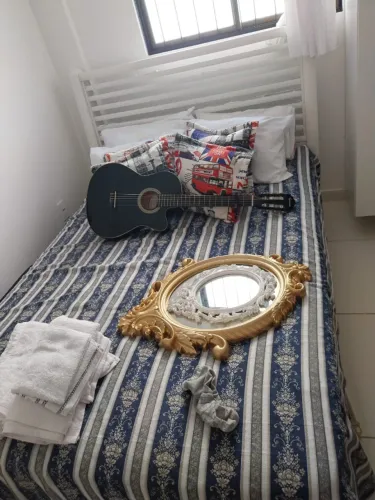 Casa de casal moderna da TOK STOK com colchao de molas novo