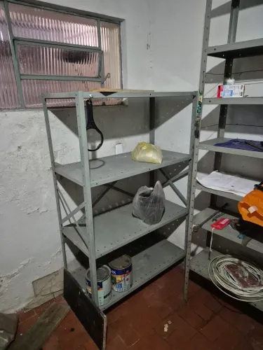 Estantes de aço
