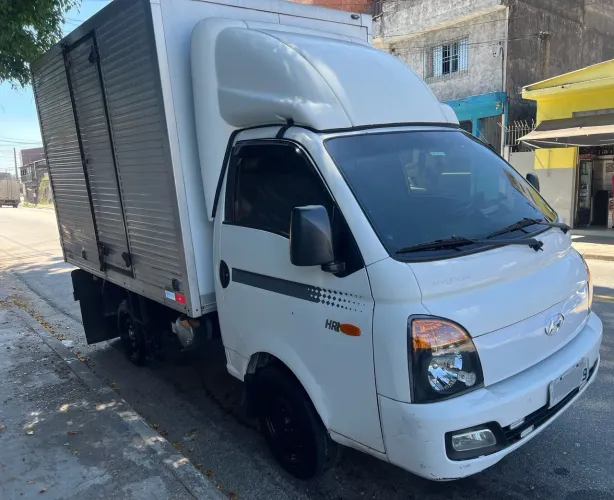 Frete e mudanças com caminhão hr preços justos.