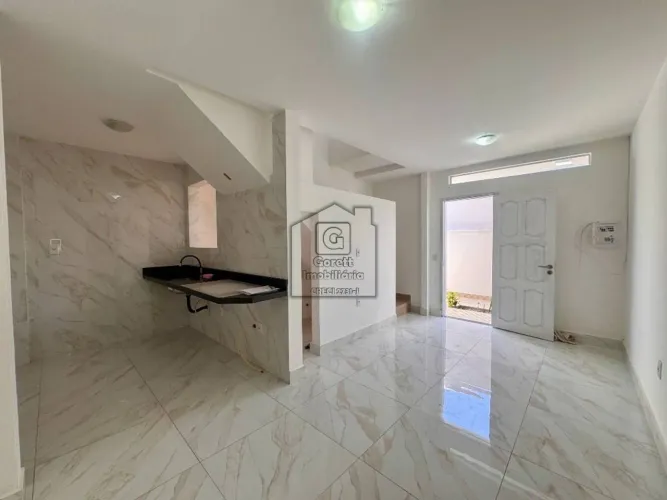 Casa duplex para alugar em Emaús com 2 suítes, porcelanato e condomínio fechado - 80 m² -