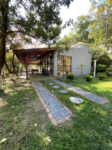 Sítio com lago e lazer em harmonia com a natureza