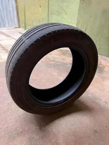 Pneu à venda.