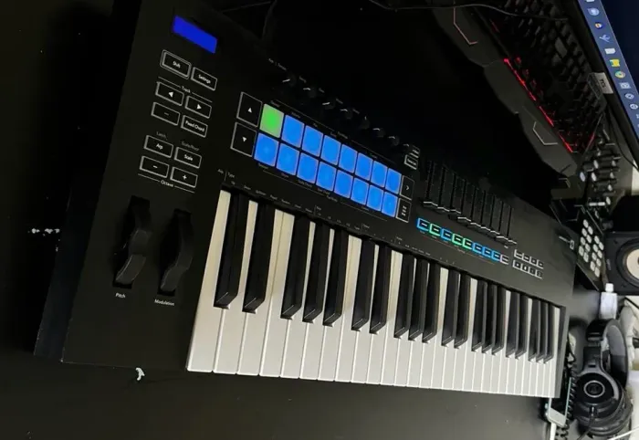 Teclado Novatin LaunchKey 49 Teclas