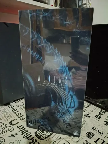 Alien Warrior HOT TOYS - ALIENS - LACRADO E COM CAIXA PARDA 