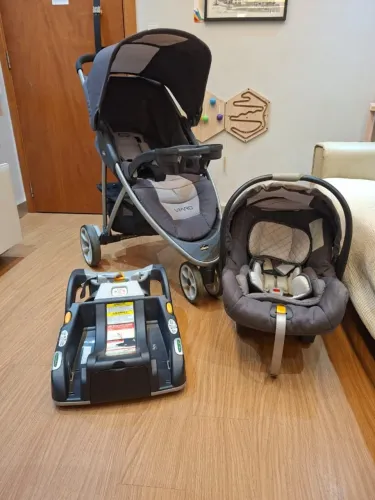 Carrinho de Bebê  Chicco Viaro com Bebê conforto
