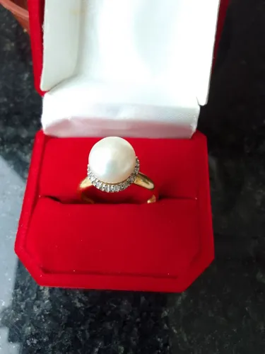 ANEL com perola de 10mm e 16 diamantes em ouro amarelo 18 kilates
