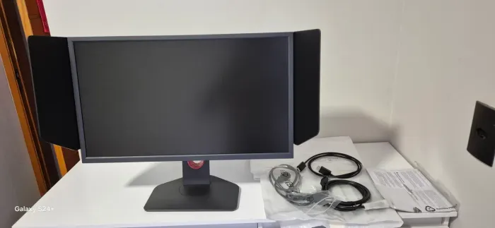 Monitor praticamente novo com caixa e todos os acessórios