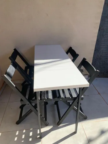 Jogo de mesa com cadeiras de madeira