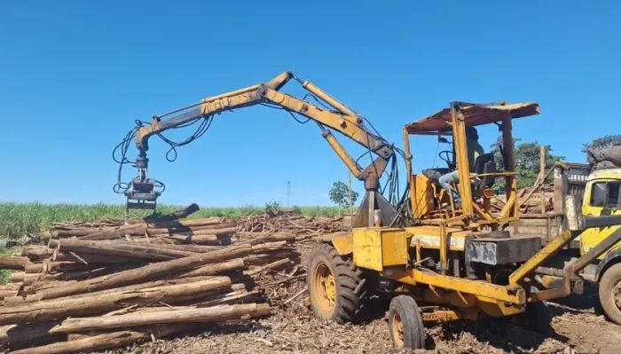 trator cbt com grua florestal
