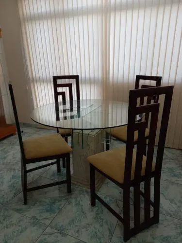 Mesa de mármore e vidro. 