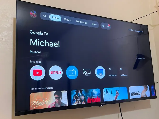 A Tv é uma Philips 6900 series, 43 polegadas, Full HD LED Smart TV