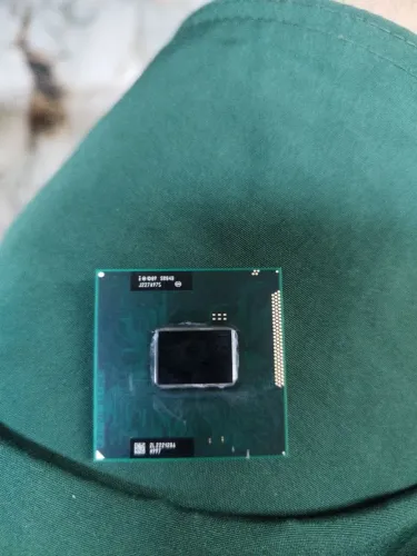 O i5 da foto é o Intel Core i5-2410M, de 2ª geração (Sandy Bridge).