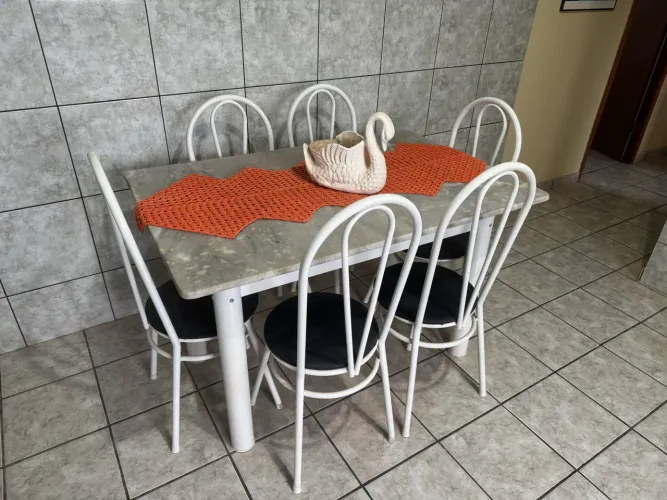 Mesa de cozinha com tampo de mármore + 6 cadeiras - Ótimo estado
