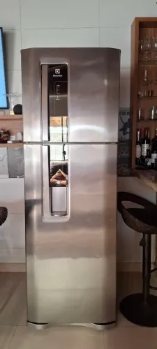 Refrigerador Eletrolux Frost Free com água na porta