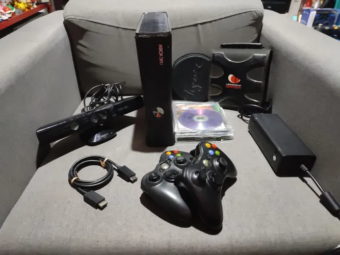 Xbox 360, Kinect, 2 controles, 50 jogos físicos + 50 jogos mídia digital. LT 3.0 E RGH.