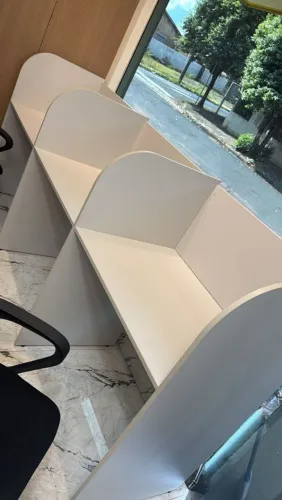 Mesa e cadeiras para escritório