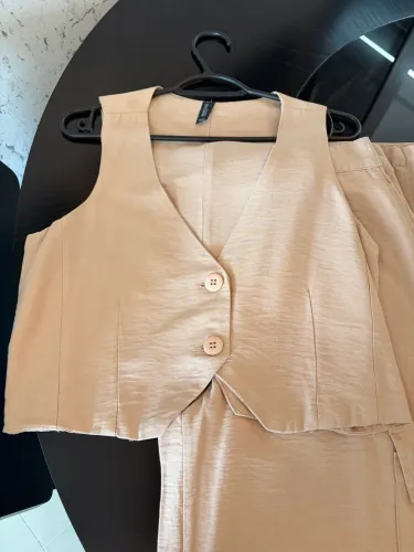 Conjunto de Alfaiataria colete e calça , na cor Bege, tamanho 36