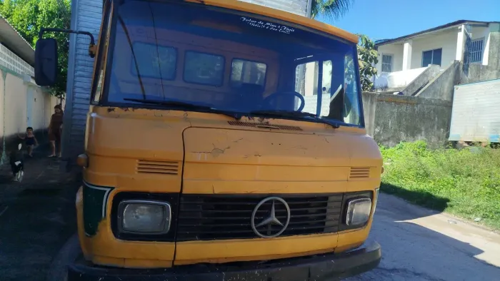 Mercedes ano 1980 toda em dias 53 mil . Fala com Benedito ou Higo *90 ZAP o