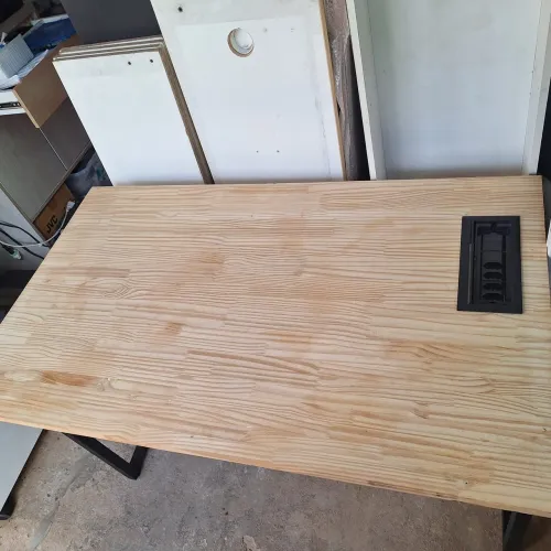 Mesa de escritorio com tampo de madeira acabamento cru estado de nova