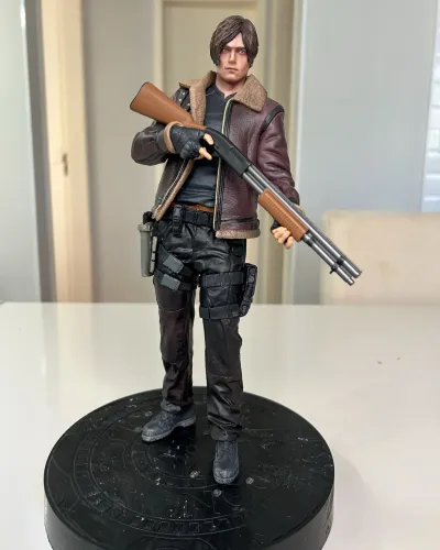 Boneco Leon Resident Evil 30 cm Action figure