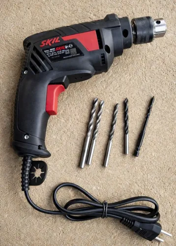 Furadeira impacto Skil 570w com brocas + Parafusadeira com maleta de bits e soquetes