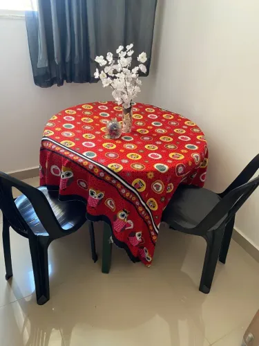 Mesa de plástico redonda com cadeiras