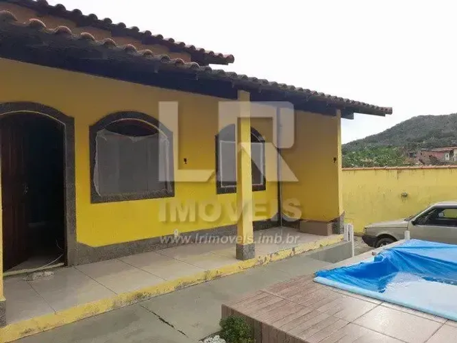 Casa à venda - com 2 quartos, piscina, churrasqueira e quintal amplo *IP02