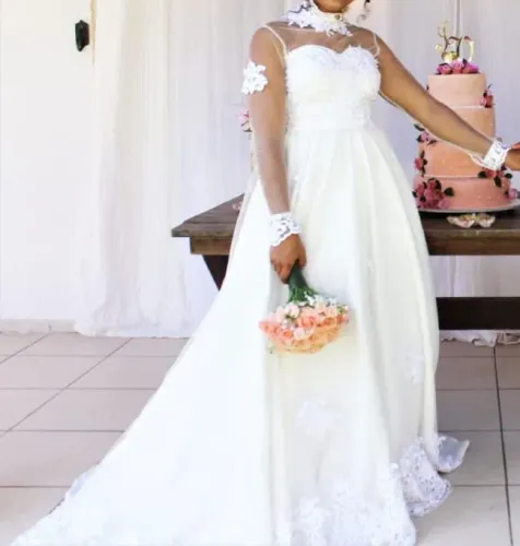 Vestido de Noiva Gelo Completo com Véu