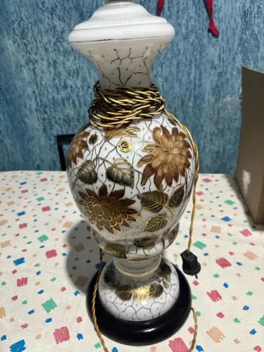 Abajur de cristal todo detalhado