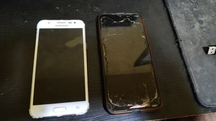 Dois celulares usados