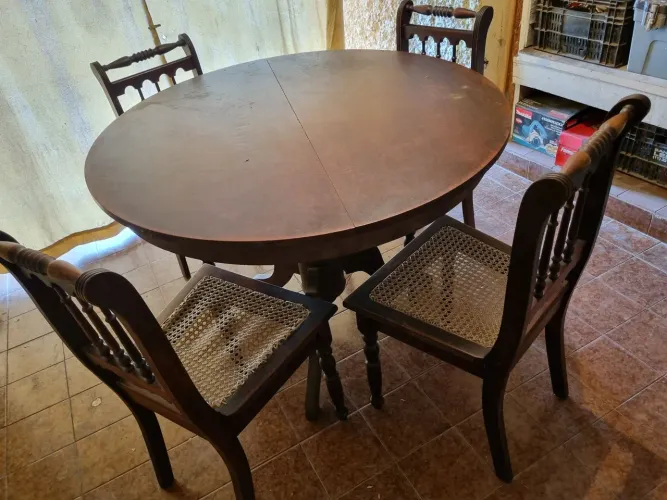 Mesa com 4 cadeiras de madeira
