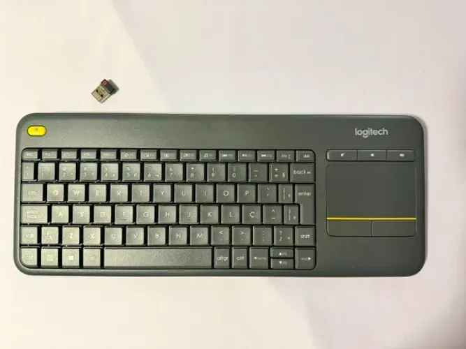 Teclado Sem Fio Logitech K400 Plus com Touchpad Integrado - Usado