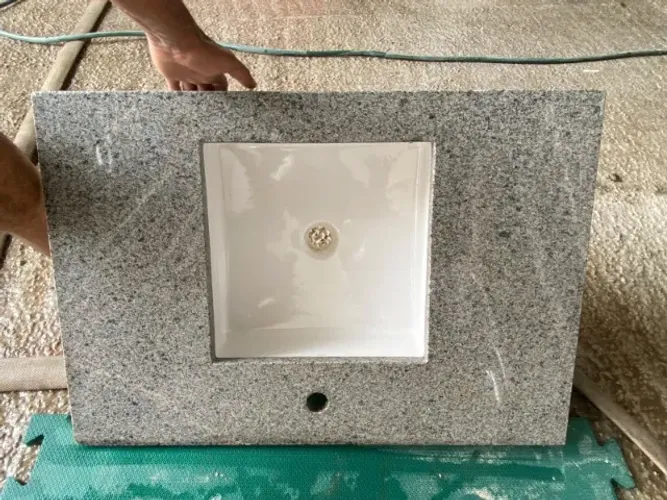 Pia para Banheiro em granito com cuba de porcelana