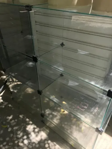 Vendo armário de vidro pequeno