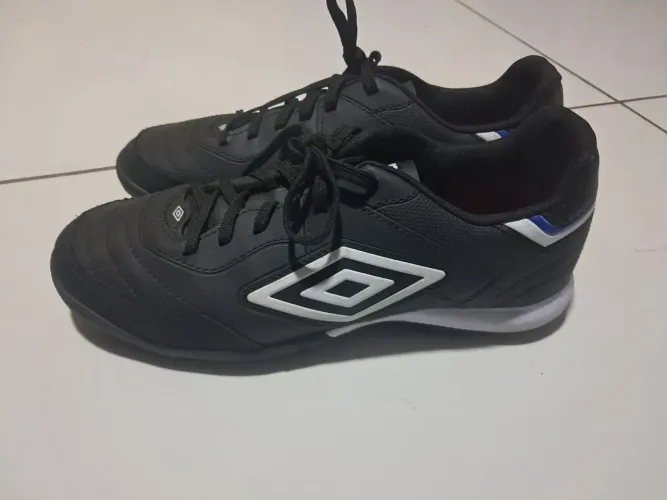Chuteira umbro usada uma vez !!
