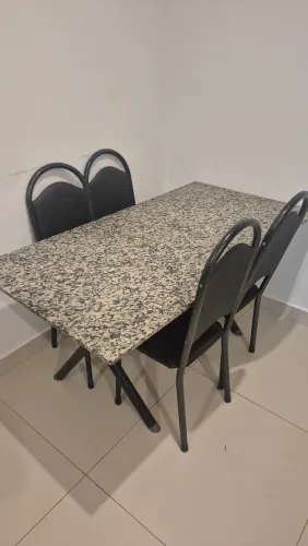 Mesa de mármore com 4 cadeiras