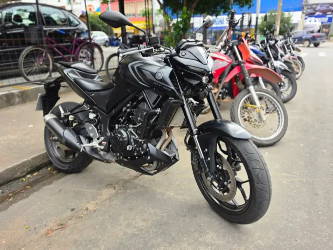 Vendo ou troco yamaha mt03 2025 preto fosco semi nova poucos kms rodados etc..