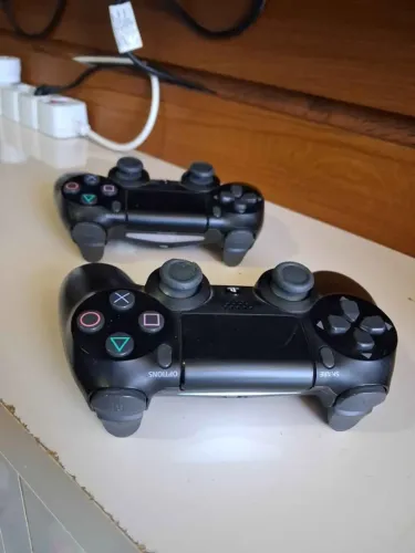 2 controles originais modelo slim de Playstation 4