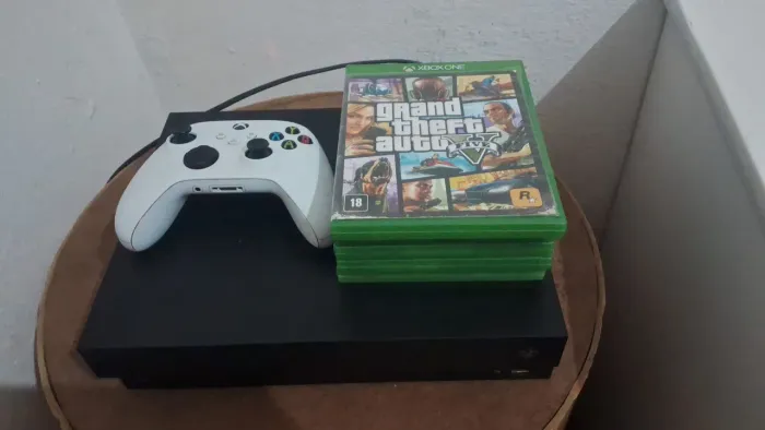 XBOX ONE X, COM 5 JOGOS!! 1TB